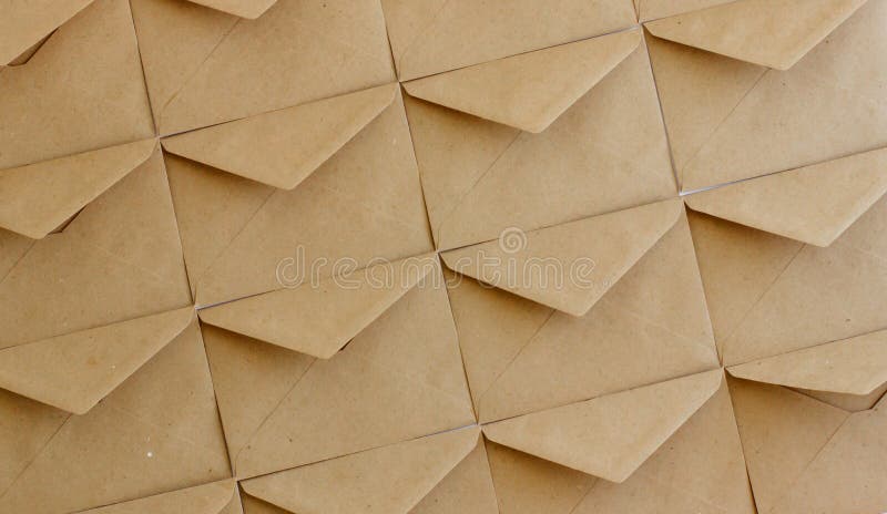 De postenveloppen van kraftpapier op een witte achtergrond royalty-vrije stock foto's De postenveloppen van kraftpapier op een witte achtergrond royalty-vrije stock foto's