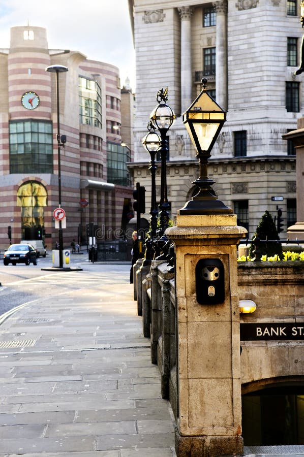 De postingang van de bank in Londen stock foto's De postingang van de bank in Londen stock foto's