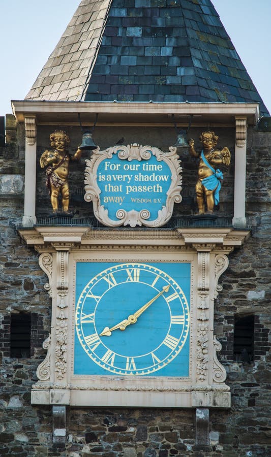 De prachtig bewaarde kerkklokketoren in de beroemde oude stad van Rogge in Oost-Sussex, Engeland royalty-vrije stock foto De prachtig bewaarde kerkklokketoren in de beroemde oude stad van Rogge in Oost-Sussex, Engeland royalty-vrije stock foto