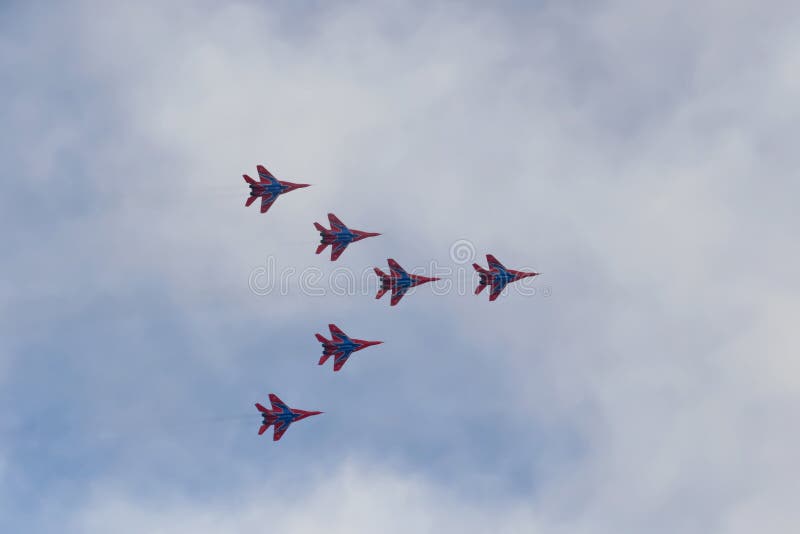 De prestaties van de luchtvaartgroep kunstvliegen militair-Lucht royalty-vrije stock foto De prestaties van de luchtvaartgroep kunstvliegen militair-Lucht royalty-vrije stock foto