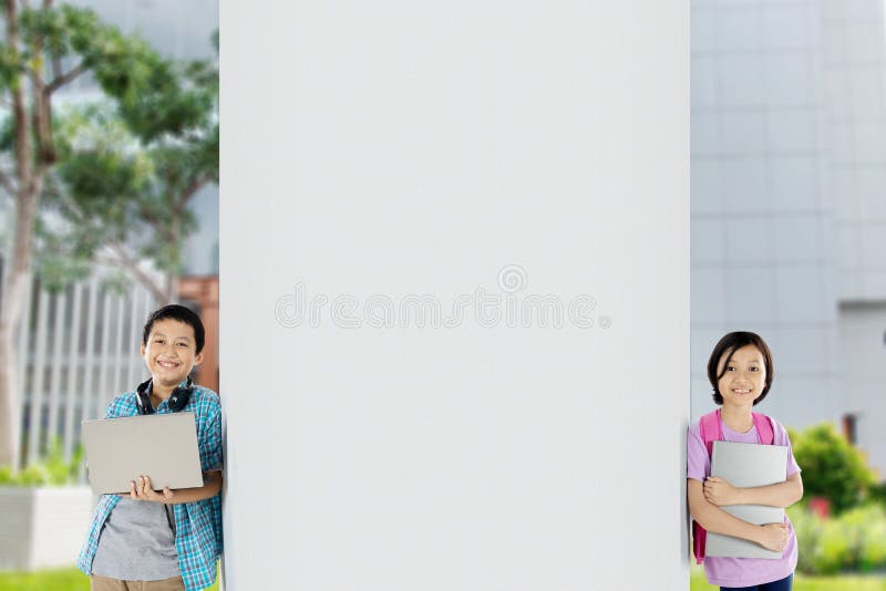 De Preteenschooljongen met zijn zuster leunt op een muur stock afbeelding De Preteenschooljongen met zijn zuster leunt op een muur stock afbeelding
