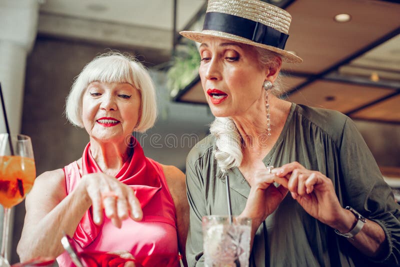 De prettige vrouw die van Nice haar vriendenring bekijken stock fotografie De prettige vrouw die van Nice haar vriendenring bekijken stock fotografie