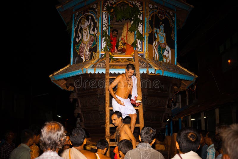 De Priester die van de brahmaan het Festival van Ratha weggaat Gokarna stock afbeeldingen De Priester die van de brahmaan het Festival van Ratha weggaat Gokarna stock afbeeldingen