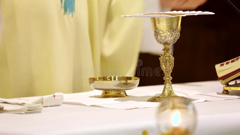 De priester viert een massa en een heilige kerkgemeenschap bij de kerk