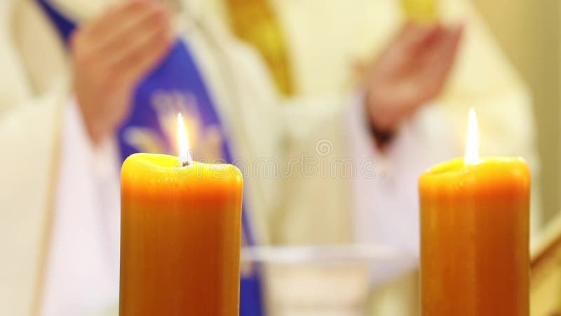 De priester viert massa bij de kerk