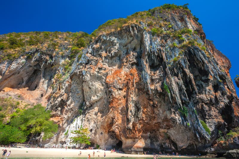 De Prinses Cave Beach, Krabi, Thailand - Februrary 2014 van Phranang stock afbeeldingen De Prinses Cave Beach, Krabi, Thailand - Februrary 2014 van Phranang stock afbeeldingen