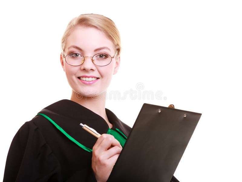 De procureur die van de vrouwenadvocaat in klassieke poetsmiddeltoga op klembord schrijven stock foto De procureur die van de vrouwenadvocaat in klassieke poetsmiddeltoga op klembord schrijven stock foto