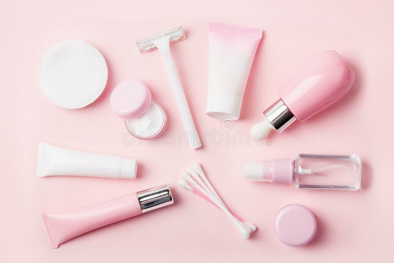 De producten van de gezichtszorg op roze stock foto De producten van de gezichtszorg op roze stock foto