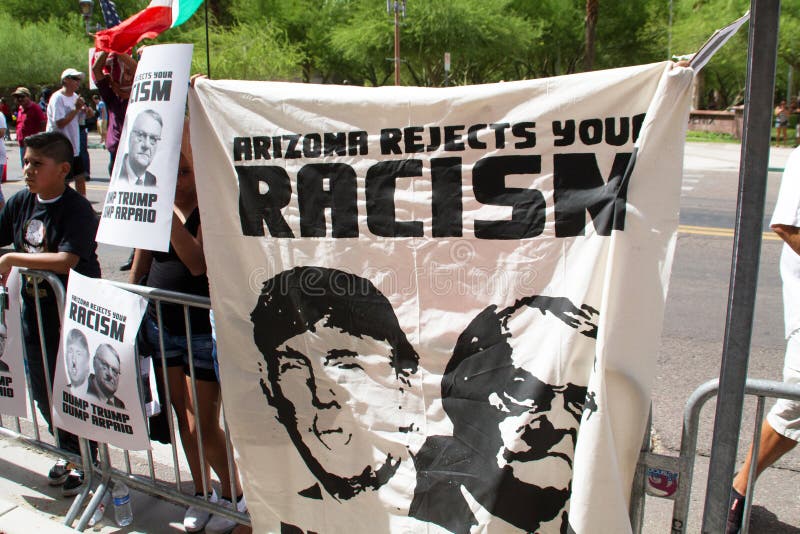 De protesteerders bij de eerste Presidentiële campagne van Donald Trump verzamelen in Phoenix stock foto's De protesteerders bij de eerste Presidentiële campagne van Donald Trump verzamelen in Phoenix stock foto's