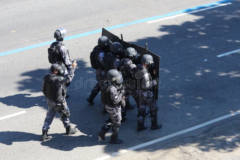 De protesten in Rio de Janeiro heeft geweld en schade aan Carnaval s royalty-vrije stock foto De protesten in Rio de Janeiro heeft geweld en schade aan Carnaval s royalty-vrije stock foto