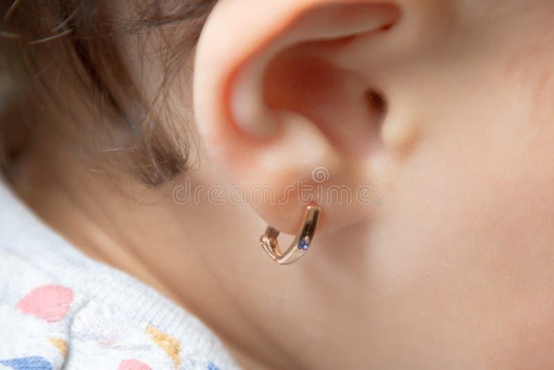 De punctie van oren bij kinderen is jonger dan drie jaar