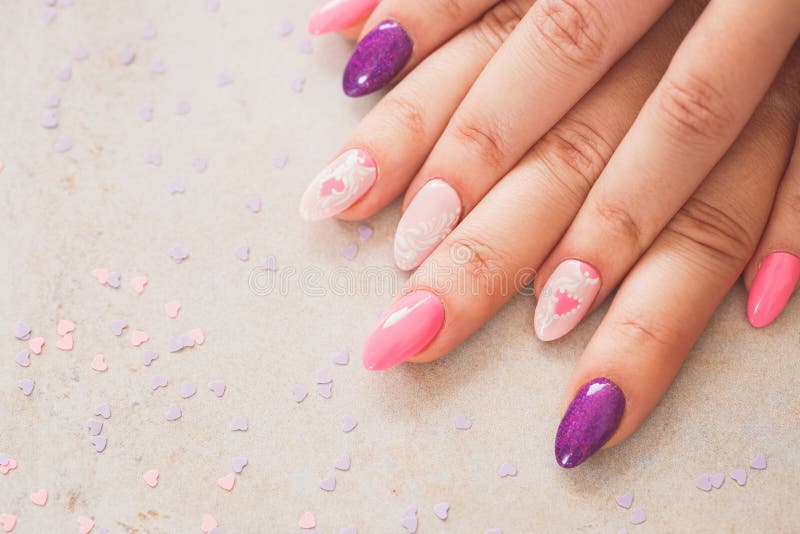 De purpere en roze manicure, sluit omhoog stock afbeeldingen De purpere en roze manicure, sluit omhoog stock afbeeldingen