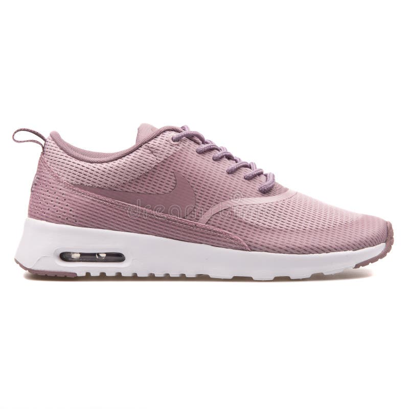 klok Prehistorisch Onderzoek De Atoom Roze Tennisschoen Van Nike Air Max Thea Redactionele Foto - Image  of roze, geïsoleerd: 147992861