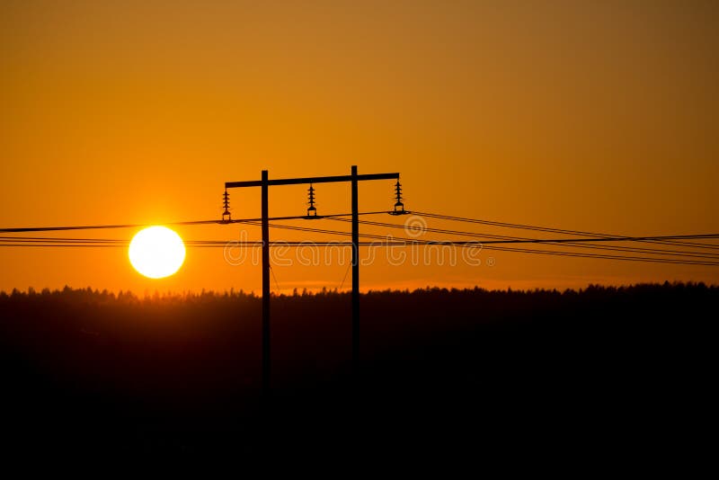 De pyloon van de elektriciteit bij zonsondergang stock foto's De pyloon van de elektriciteit bij zonsondergang stock foto's