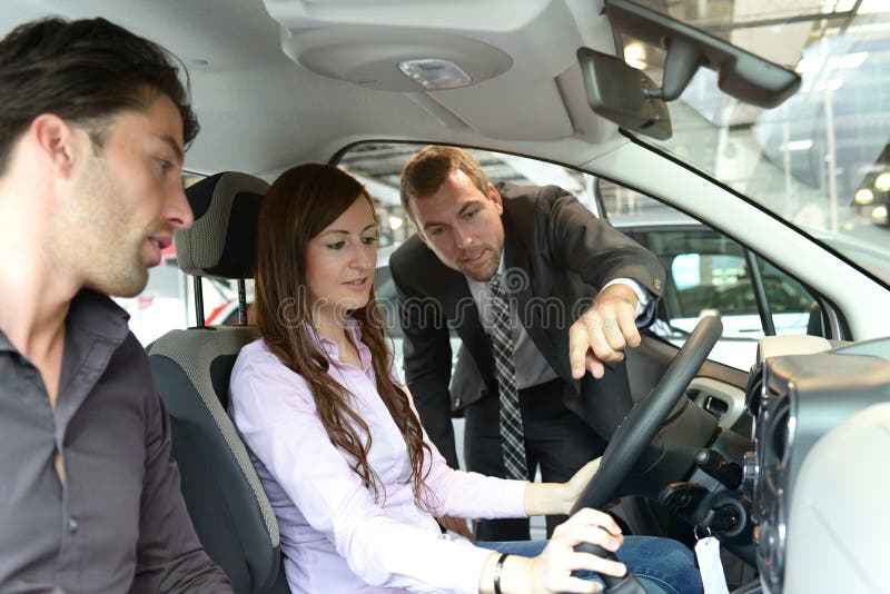 De raad van het autohandel drijven - verkopers en klanten wanneer het kopen van een auto royalty-vrije stock foto's De raad van het autohandel drijven - verkopers en klanten wanneer het kopen van een auto royalty-vrije stock foto's