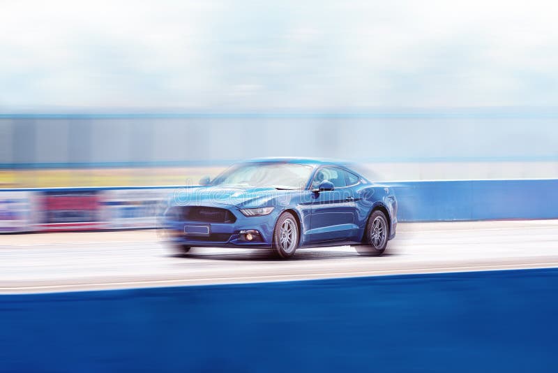 De raceautoconcurrent bij een Belemmeringsmanier komt samen stock afbeeldingen De raceautoconcurrent bij een Belemmeringsmanier komt samen stock afbeeldingen