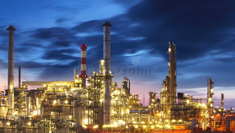 De raffinaderij van de olie en van het gas bij nacht