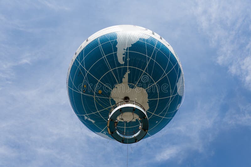 De Randballon is een hete luchtballon die toeristen 150 meter in de lucht boven Berlijn neemt De Randballon is een hete luchtballon die toeristen 150 meter in de lucht boven Berlijn neemt