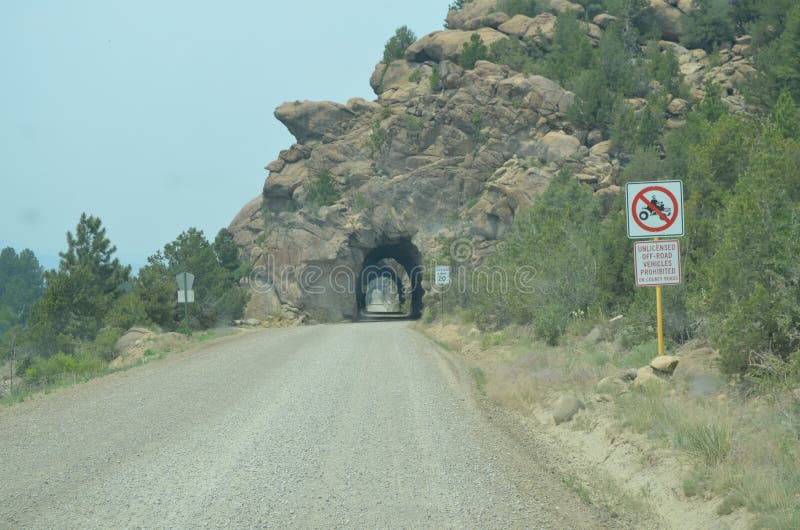 De recente Lente in Colorado: De Spoorwegtunnels van het binnenland langs de Rivier van Arkansas royalty-vrije stock afbeeldingen De recente Lente in Colorado: De Spoorwegtunnels van het binnenland langs de Rivier van Arkansas royalty-vrije stock afbeeldingen