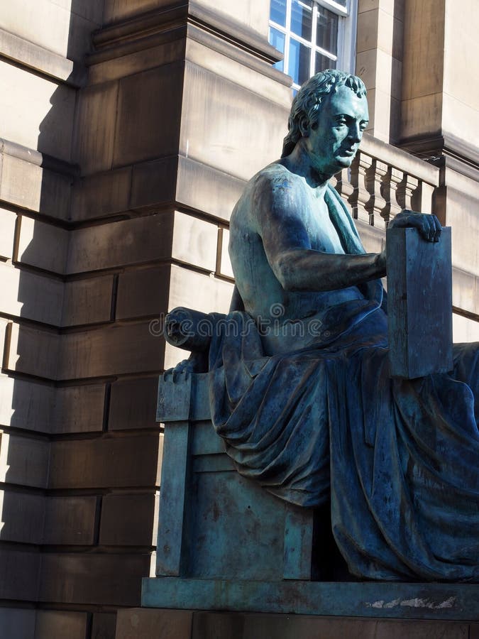 De redactiefilosoof van standbeelddavid hume op Koninklijke Mijl Edinburgh, royalty-vrije stock foto's De redactiefilosoof van standbeelddavid hume op Koninklijke Mijl Edinburgh, royalty-vrije stock foto's