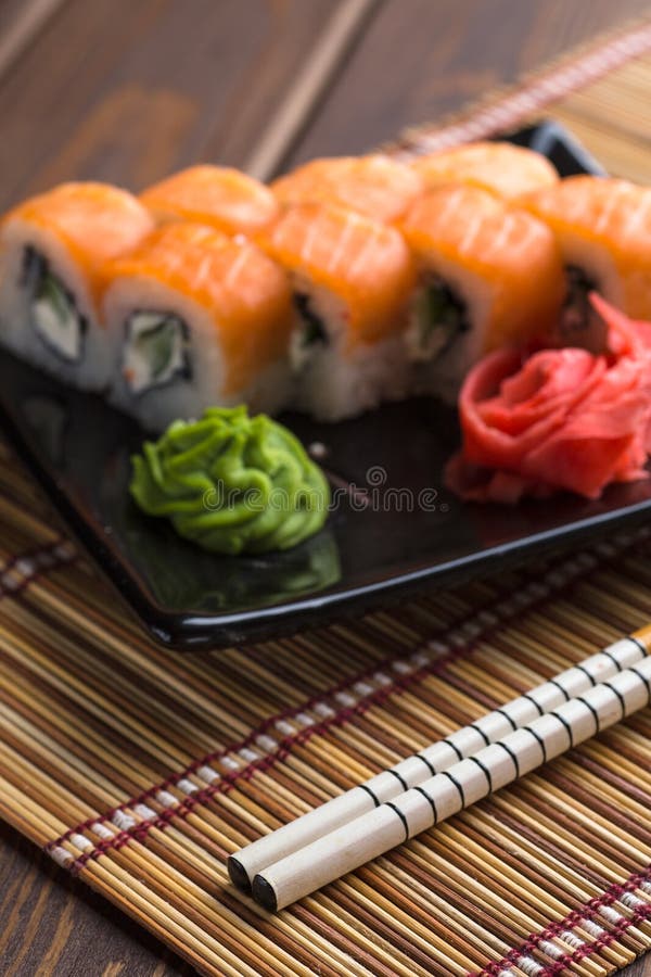 De reeks van het sushibroodje, de broodjes van Californië en stokken, verticaal beeld royalty-vrije stock foto De reeks van het sushibroodje, de broodjes van Californië en stokken, verticaal beeld royalty-vrije stock foto