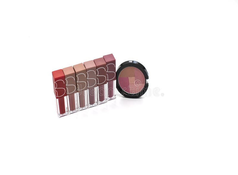 De reeks van de samenstelling van schoonheidsschoonheidsmiddelen met lippenstiften, oogschaduwpalet, bloost ge?soleerd op witte a royalty-vrije stock fotografie De reeks van de samenstelling van schoonheidsschoonheidsmiddelen met lippenstiften, oogschaduwpalet, bloost ge?soleerd op witte a royalty-vrije stock fotografie