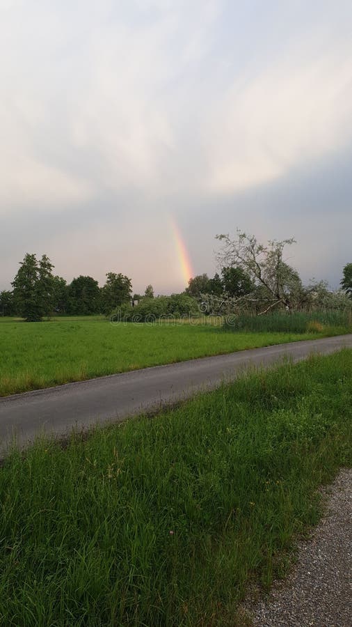 De regenboog in Wetzikon ZH Pfaeffiker ziet Woestijnlandbouwbedrijf royalty-vrije stock foto De regenboog in Wetzikon ZH Pfaeffiker ziet Woestijnlandbouwbedrijf royalty-vrije stock foto