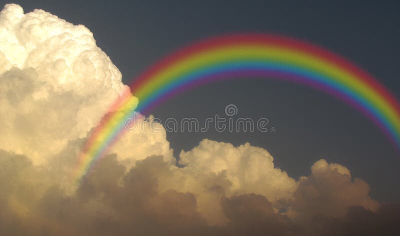 De regenwolken van de regenboog stormachtige moesson stock afbeelding De regenwolken van de regenboog stormachtige moesson stock afbeelding