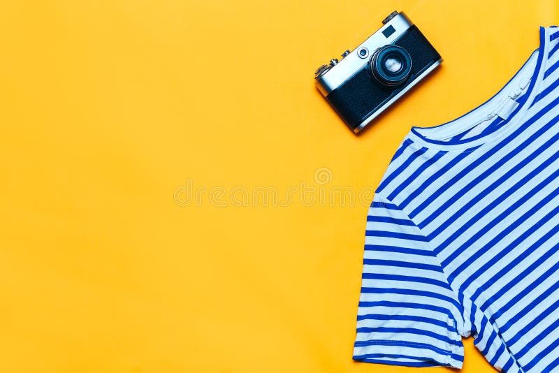 De reis van de vrouwenmanier flatlay met inbegrip van een retro camera, t-shirt op gele achtergrond De hoogste vlakke mening, leg stock fotografie De reis van de vrouwenmanier flatlay met inbegrip van een retro camera, t-shirt op gele achtergrond De hoogste vlakke mening, leg stock fotografie