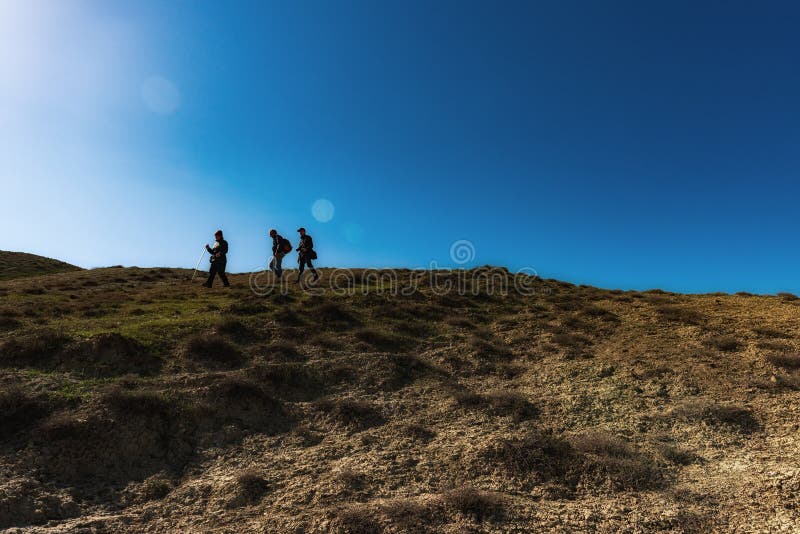 De reizigers op berg hellen stock fotografie De reizigers op berg hellen stock fotografie