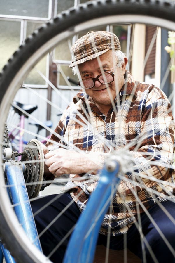 De reparatie van fietsenhobby is een oudere mens