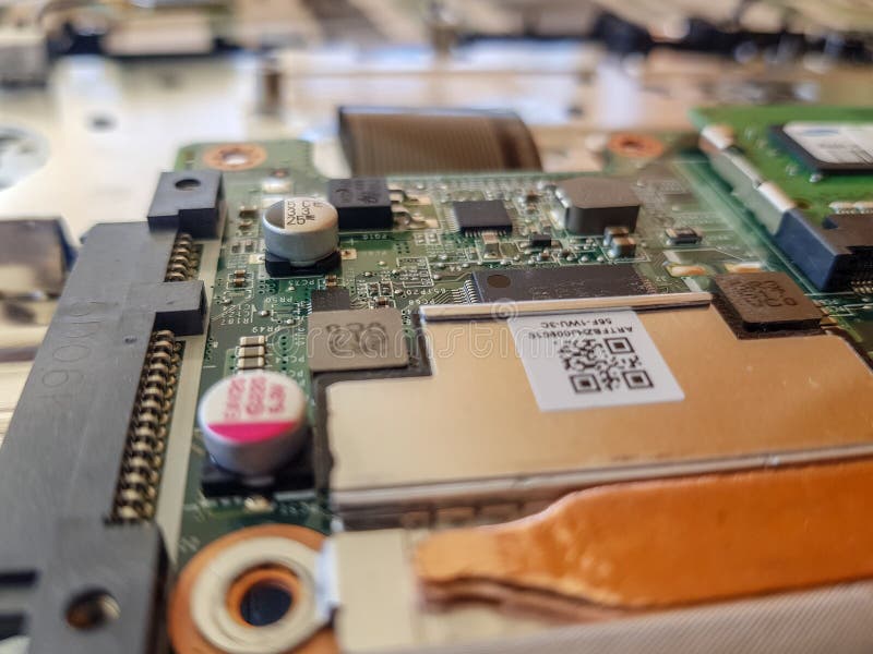 De reparatieconcept van de computer Sluit omhoog Laptop van de mensenreparatie motherboard met schroevedraaier royalty-vrije stock afbeelding De reparatieconcept van de computer Sluit omhoog Laptop van de mensenreparatie motherboard met schroevedraaier royalty-vrije stock afbeelding