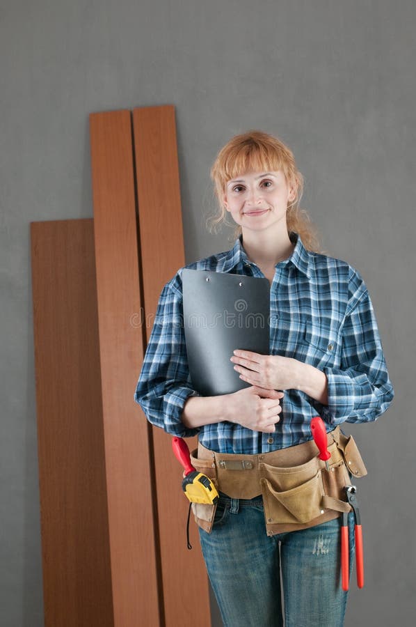 Vrouw die huisreparaties uitvoert royalty-vrije stock fotografie