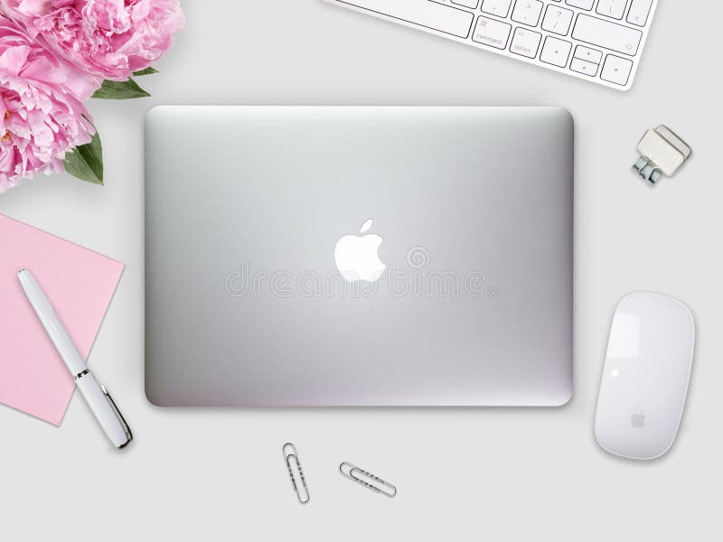 De Retinadekking van Apple Macbook op een bureau, lijst met muis en kantoorbehoeften stock fotografie De Retinadekking van Apple Macbook op een bureau, lijst met muis en kantoorbehoeften stock fotografie