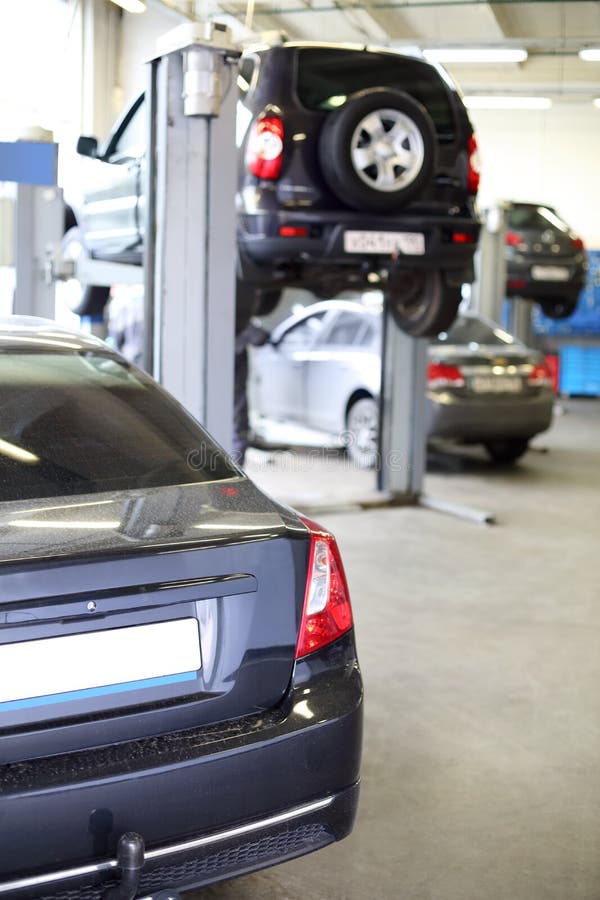De retour de la voiture noire dans le garage. image stock De retour de la voiture noire dans le garage. image stock