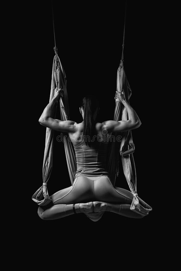 De retour de la jeune femme exerçant le yoga aérien d'hamac images stock De retour de la jeune femme exerçant le yoga aérien d'hamac images stock