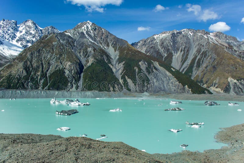 De reuze drijvende ijsbergen op Tasman-Gletsjermeer in Aoraki zetten Cook National Park, Zuideneiland van op Nieuw Zeeland