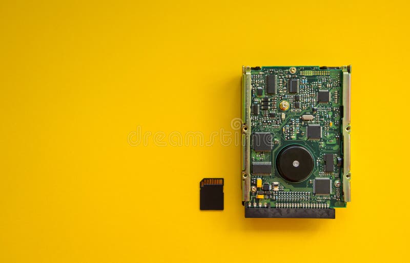 De revolutie van de apparaten van het technologiegeheugen op een gele achtergrond, concept stock foto De revolutie van de apparaten van het technologiegeheugen op een gele achtergrond, concept stock foto