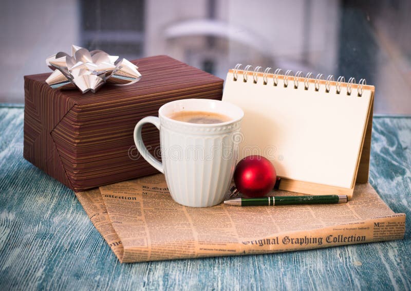De RFestive toujours la vie avec la boîte, tasse, boule, journal, carnet photos libres de droits De RFestive toujours la vie avec la boîte, tasse, boule, journal, carnet photos libres de droits