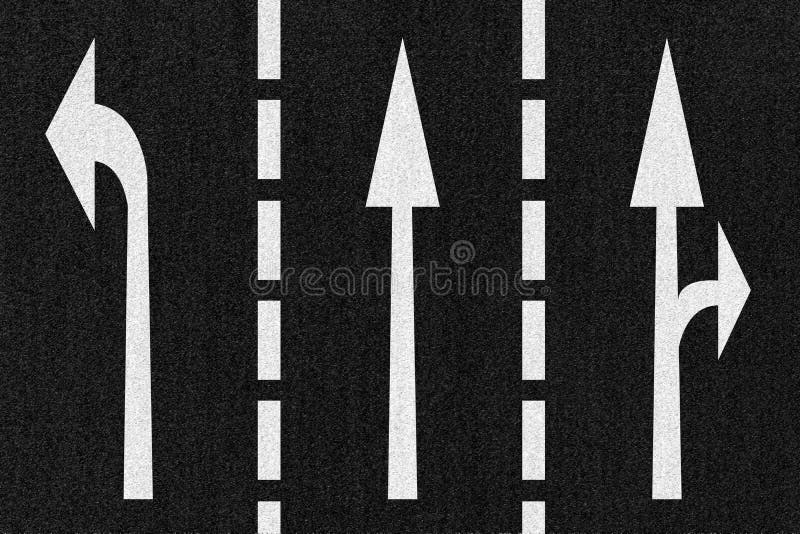 De Richting van de Pijlen van de Weg van de straat op de Textuur van het Asfalt stock illustratie De Richting van de Pijlen van de Weg van de straat op de Textuur van het Asfalt stock illustratie