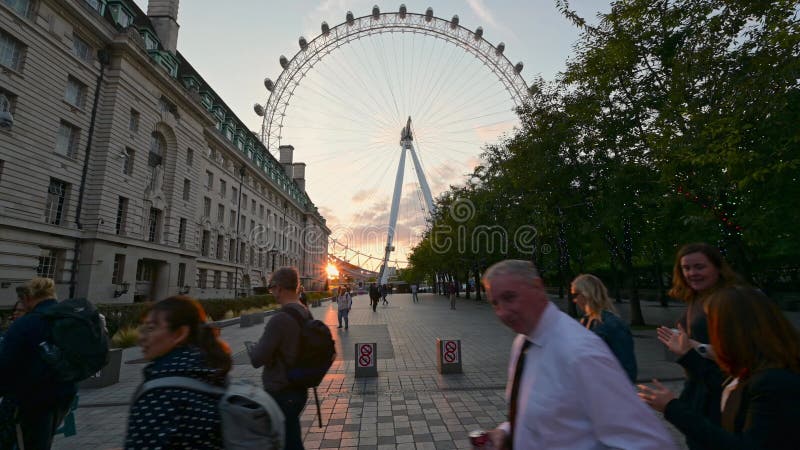 De rij om de koningin te zien die in de staat ligt begint voor het london oog te bewegen bij zonsondergang