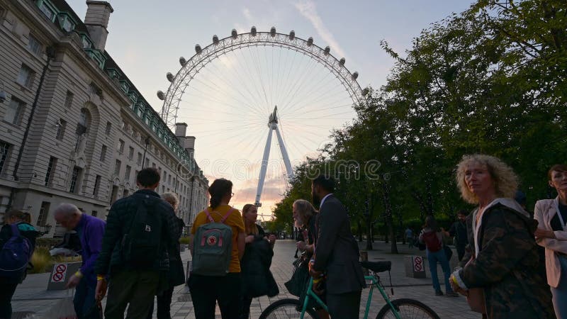 De rij om de koningin te zien die in de staat ligt begint voor het london oog te bewegen