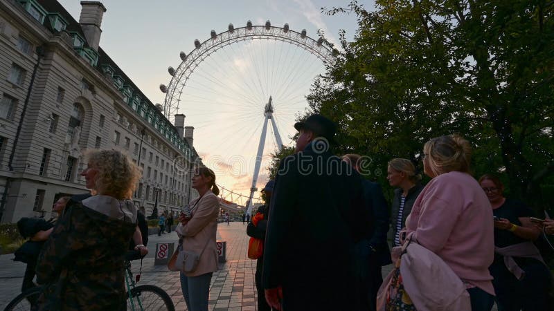 De rij om de koningin te zien die in de staat ligt en die door het london oog is tegengehouden