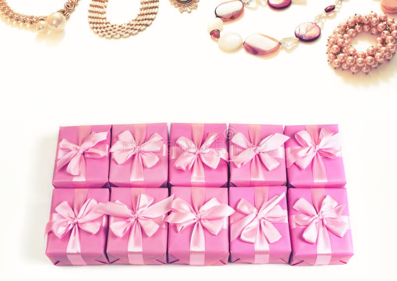 De rijen van dozen met het lintsatijn van de giftendecoratie buigen roze maniertoebehoren voor van de de parelhalsband van vrouwe royalty-vrije stock foto's De rijen van dozen met het lintsatijn van de giftendecoratie buigen roze maniertoebehoren voor van de de parelhalsband van vrouwe royalty-vrije stock foto's