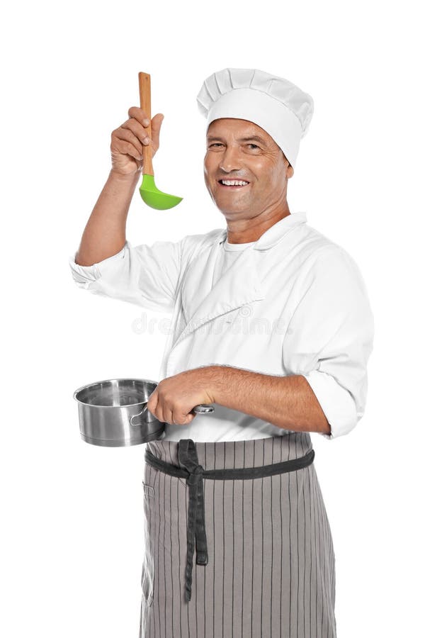 De rijpe mannelijke gietlepel en de steelpan van de chef-kokholding royalty-vrije stock fotografie De rijpe mannelijke gietlepel en de steelpan van de chef-kokholding royalty-vrije stock fotografie