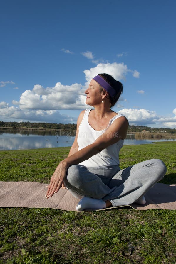De rijpe Yoga van de Vrouw royalty-vrije stock fotografie De rijpe Yoga van de Vrouw royalty-vrije stock fotografie