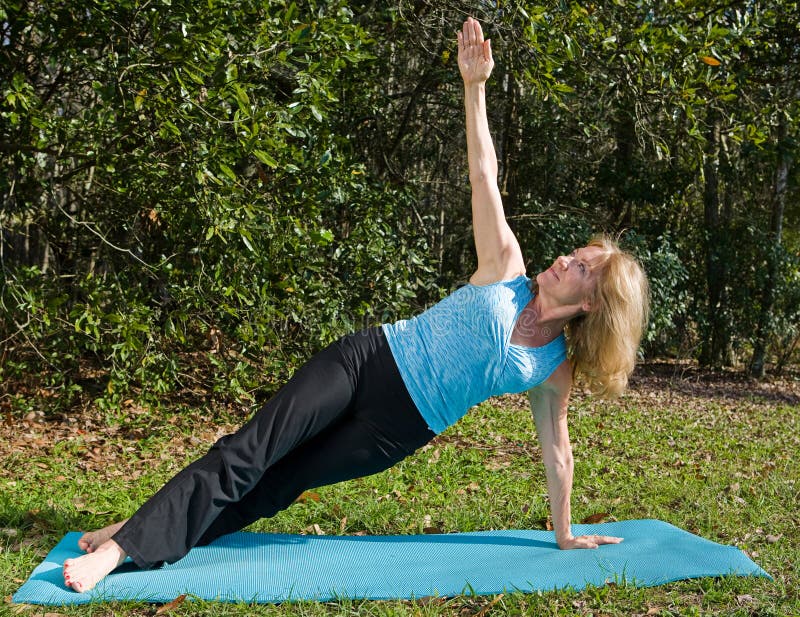 De rijpe Yoga van de Vrouw - ZijPersoneel Asana stock afbeelding De rijpe Yoga van de Vrouw - ZijPersoneel Asana stock afbeelding