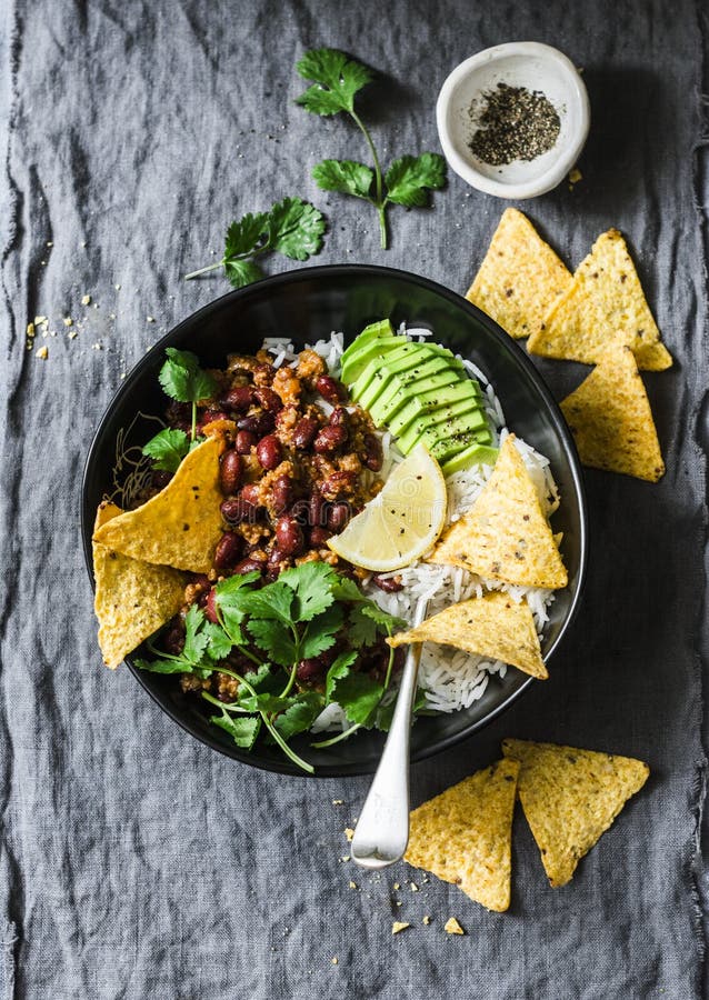 De rijst met kruidig bonenrundvlees hakte met graanspaanders fijn op een grijze achtergrond, hoogste mening Mexicaans stijlvoedse stock afbeeldingen De rijst met kruidig bonenrundvlees hakte met graanspaanders fijn op een grijze achtergrond, hoogste mening Mexicaans stijlvoedse stock afbeeldingen