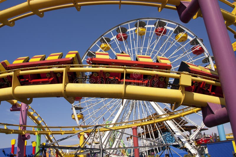 De Ritten van Monica Pier Carnival Amusement Thrill van de kerstman royalty-vrije stock afbeelding De Ritten van Monica Pier Carnival Amusement Thrill van de kerstman royalty-vrije stock afbeelding
