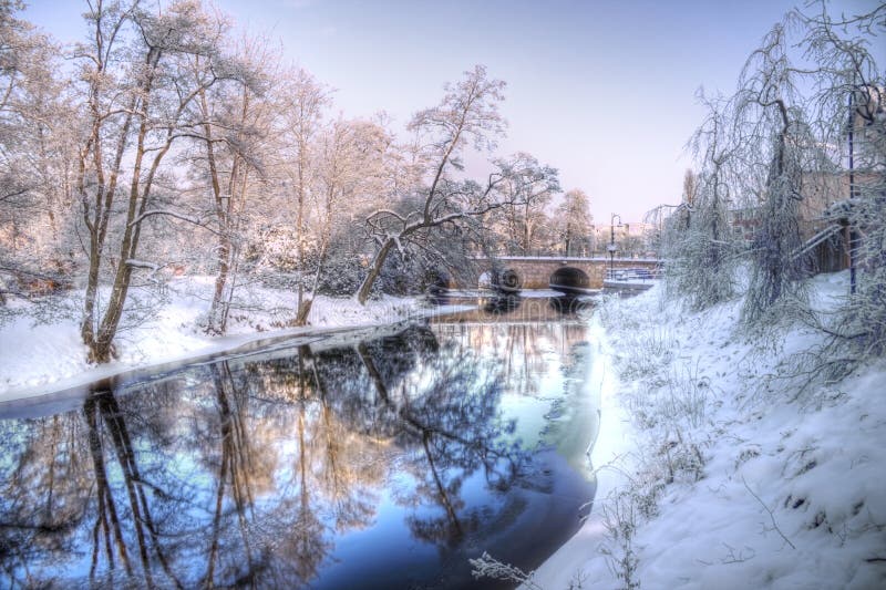 Winterrivier en brug in Zweden royalty-vrije stock foto's